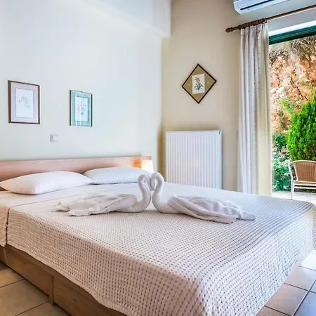 Sleeps 6 Air Con Wifi Villa