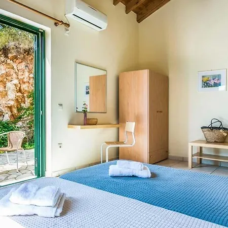 Sleeps 6 Air Con Wifi Villa