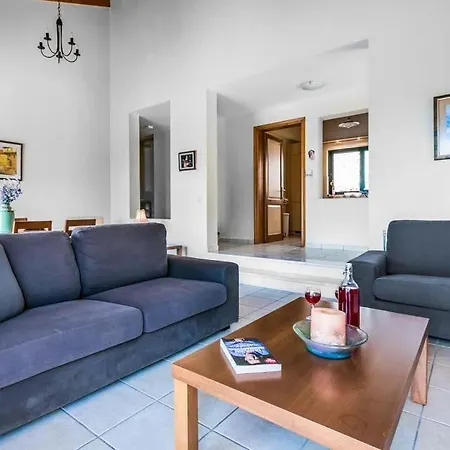 Sleeps 6 Air Con Wifi Villa