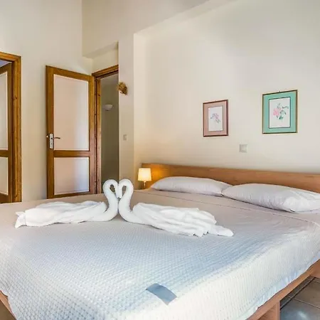Villa Sleeps 6 Air Con Wifi Annináta