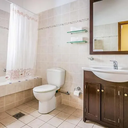 Sleeps 6 Air Con Wifi Villa