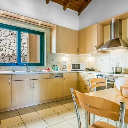 Sleeps 6 Air Con Wifi * Αννινάτα